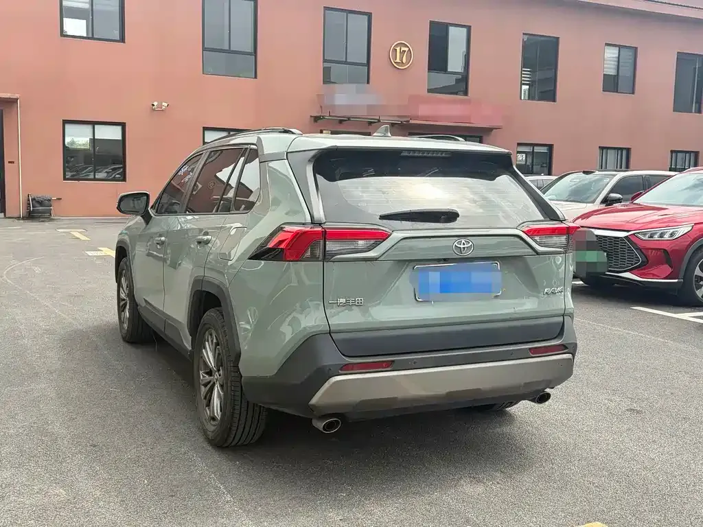 Toyota RAV4 — фото 8