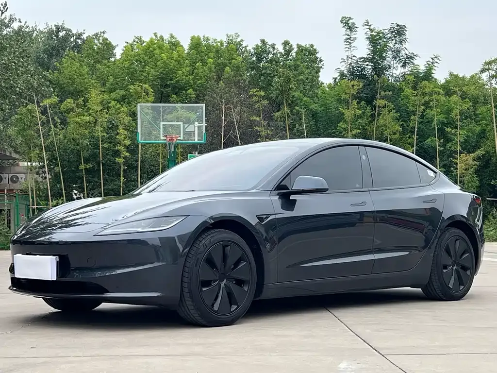 Tesla Model 3 — фото 1