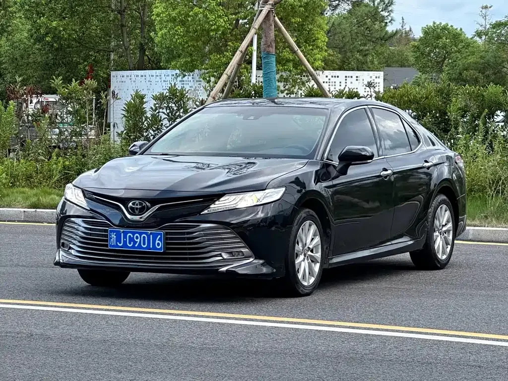 Toyota Camry — фото 1