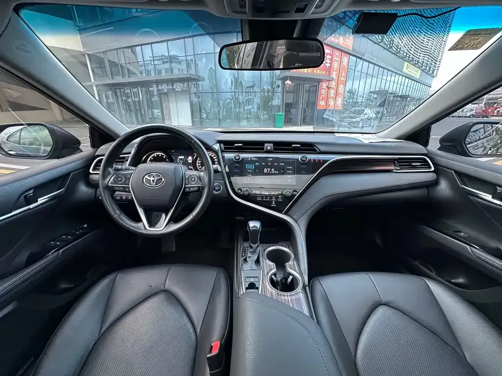 Toyota Camry — фото 3