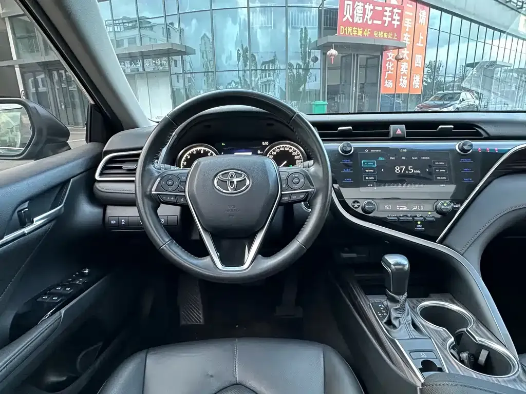 Toyota Camry — фото 2