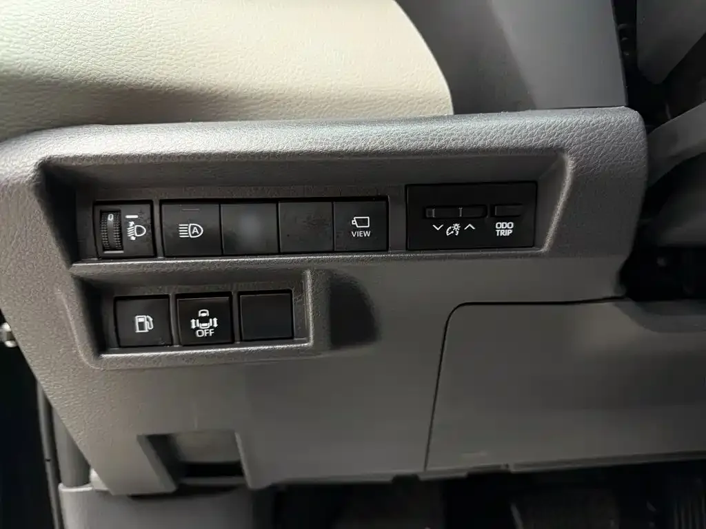 Toyota Granvia — фото 8