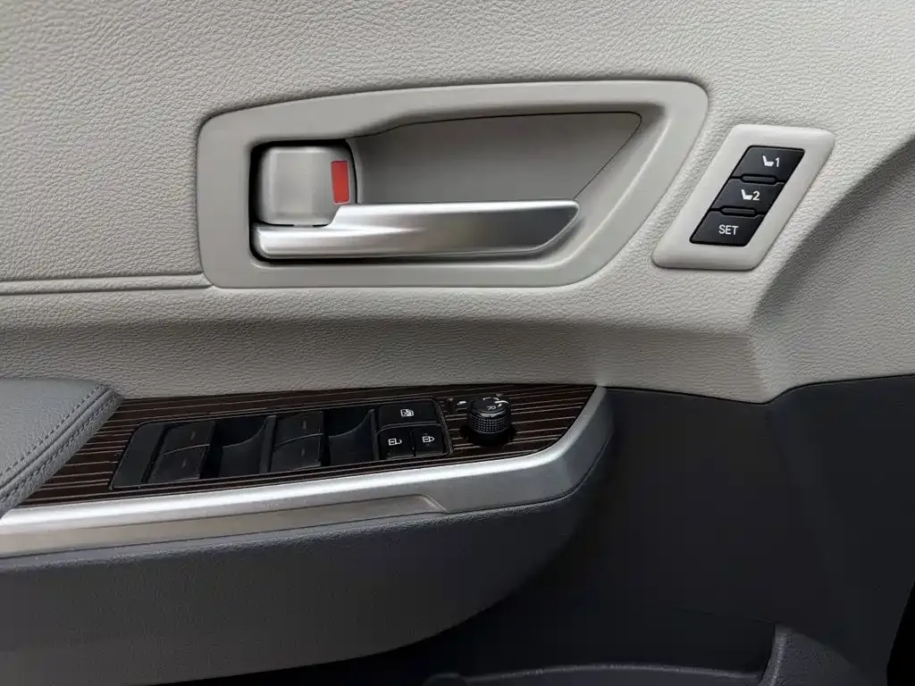 Toyota Granvia — фото 10