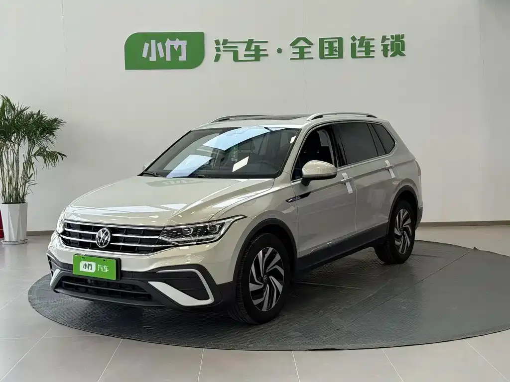 Volkswagen Tiguan L — фото 1