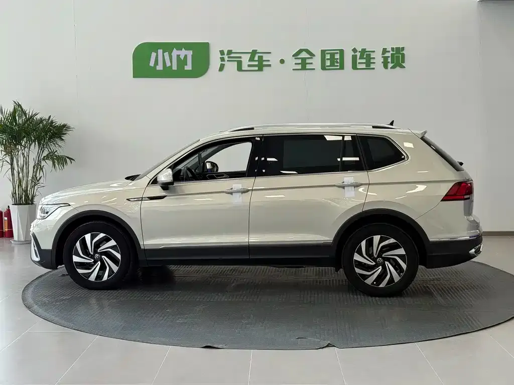 Volkswagen Tiguan L — фото 10