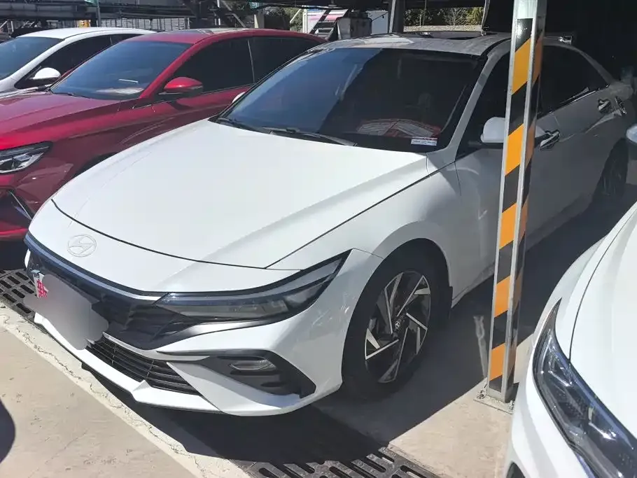 Hyundai Elantra — фото 1
