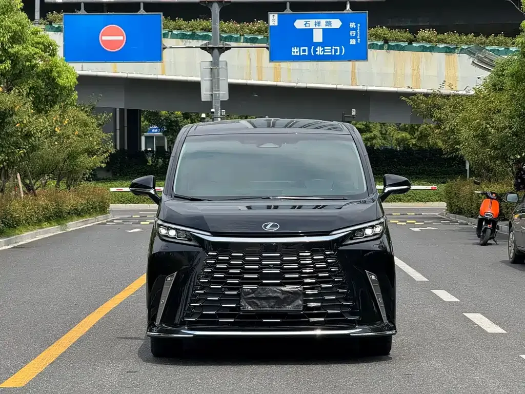 Lexus LM — фото 5