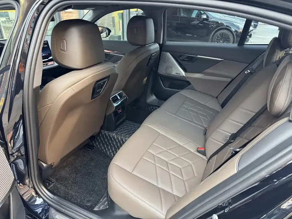 BMW 5 Series — фото 10