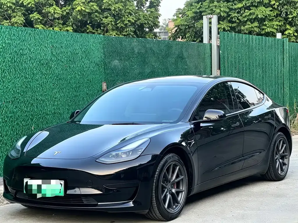 Tesla Model 3 — фото 1