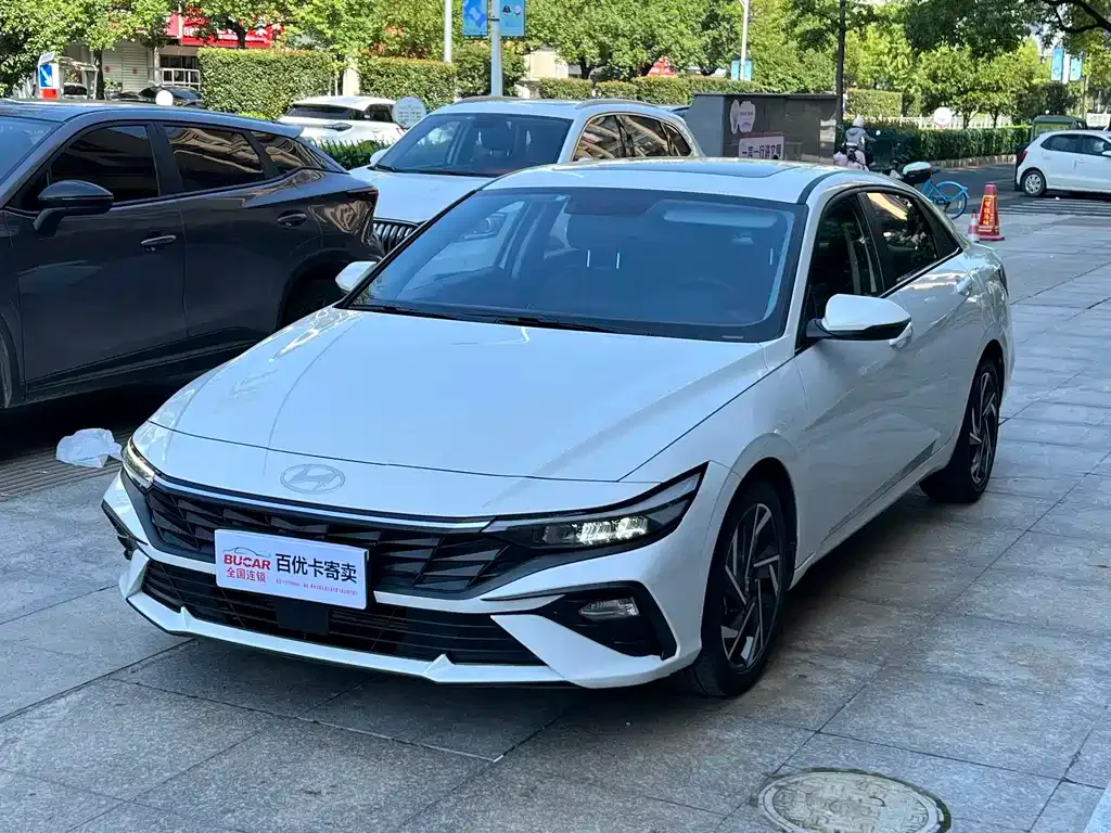 Hyundai Elantra — фото 1