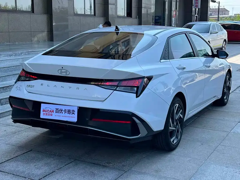 Hyundai Elantra — фото 10