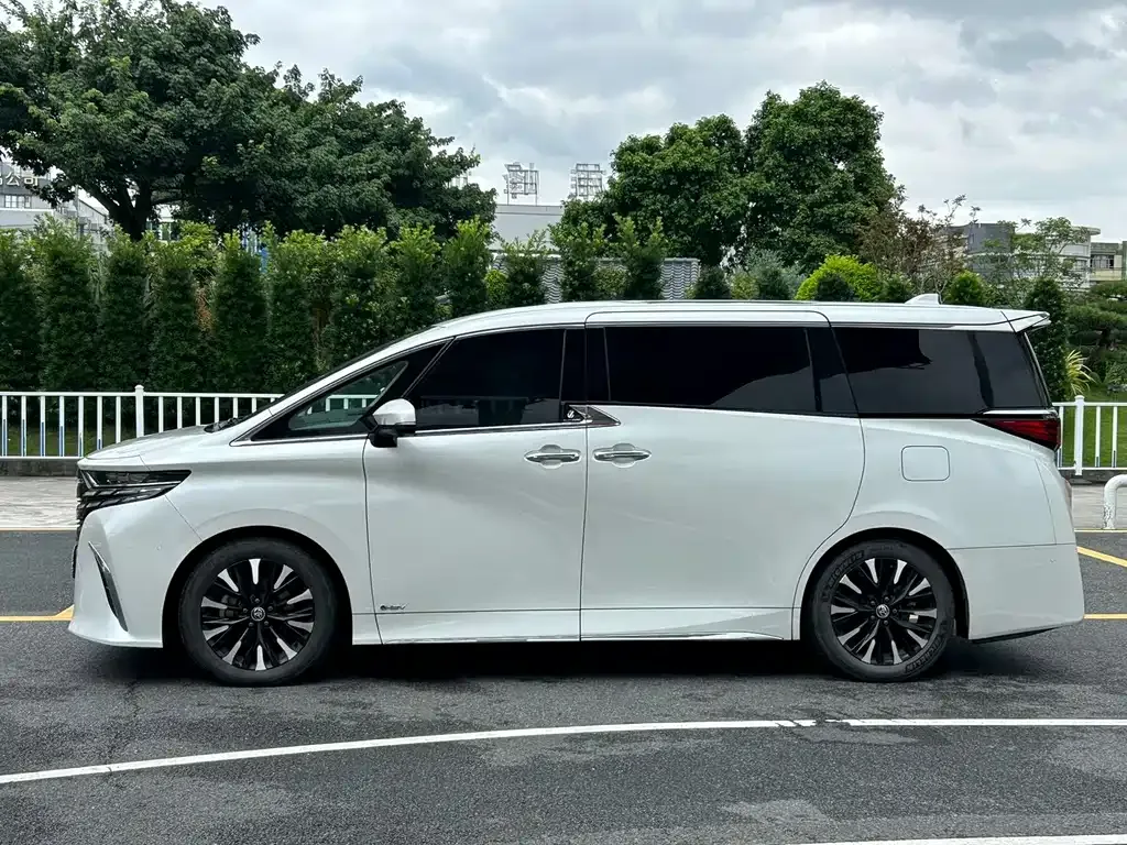 Toyota Alphard — фото 10