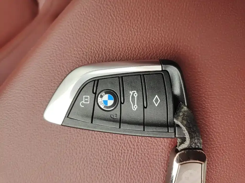 BMW iX3 — фото 8