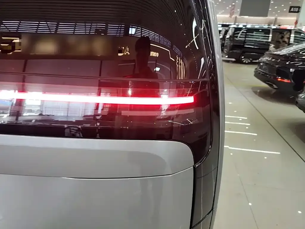 Li Auto MEGA — фото 3