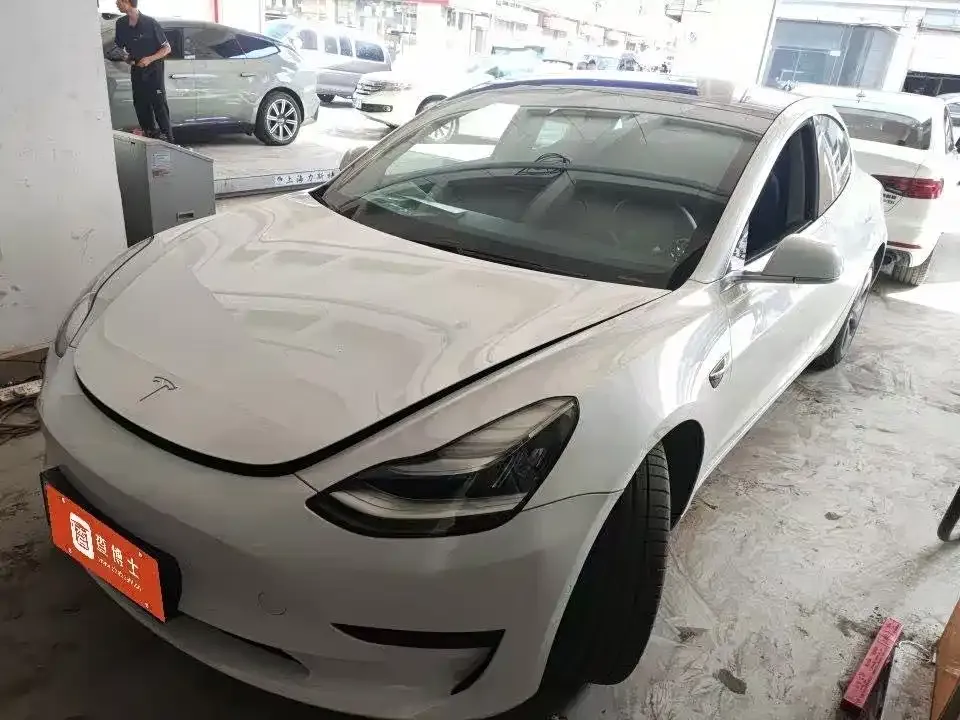 Tesla Model 3 — фото 1