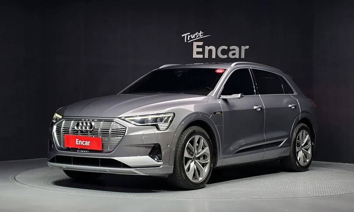 Audi e-tron — фото 1