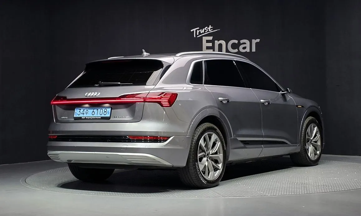 Audi e-tron — фото 4