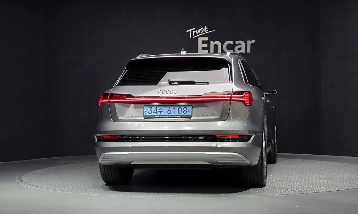 Audi e-tron — фото 2
