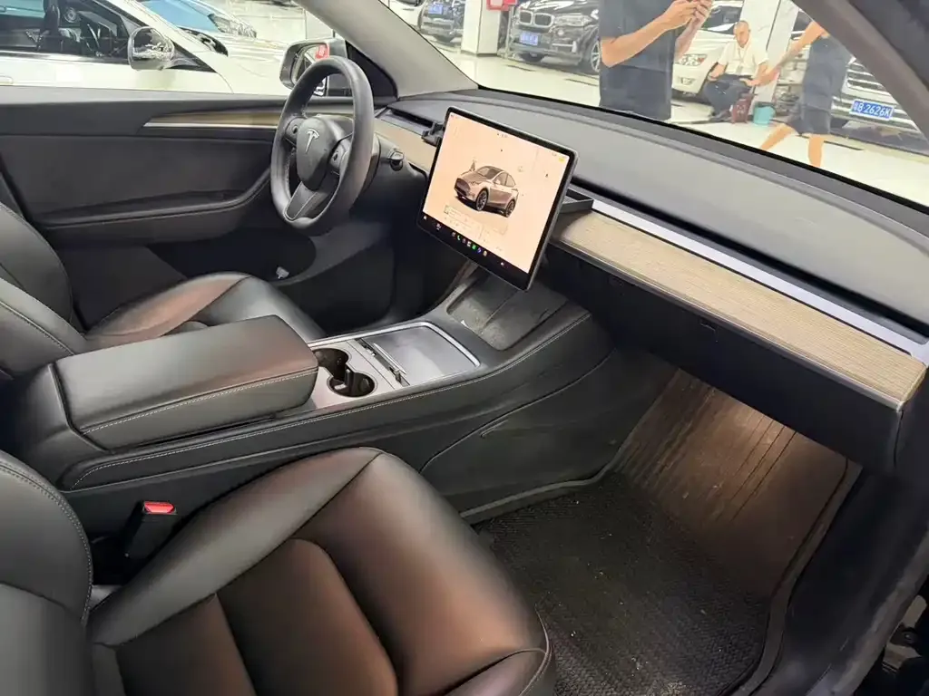 Tesla Model Y — фото 7