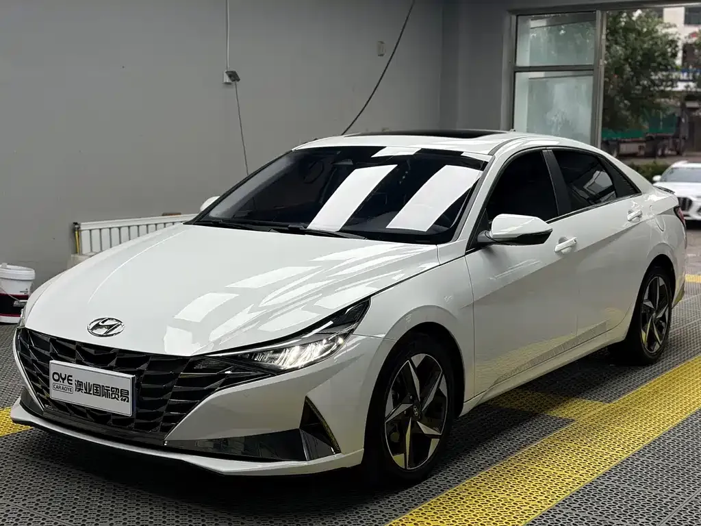Hyundai Elantra — фото 1