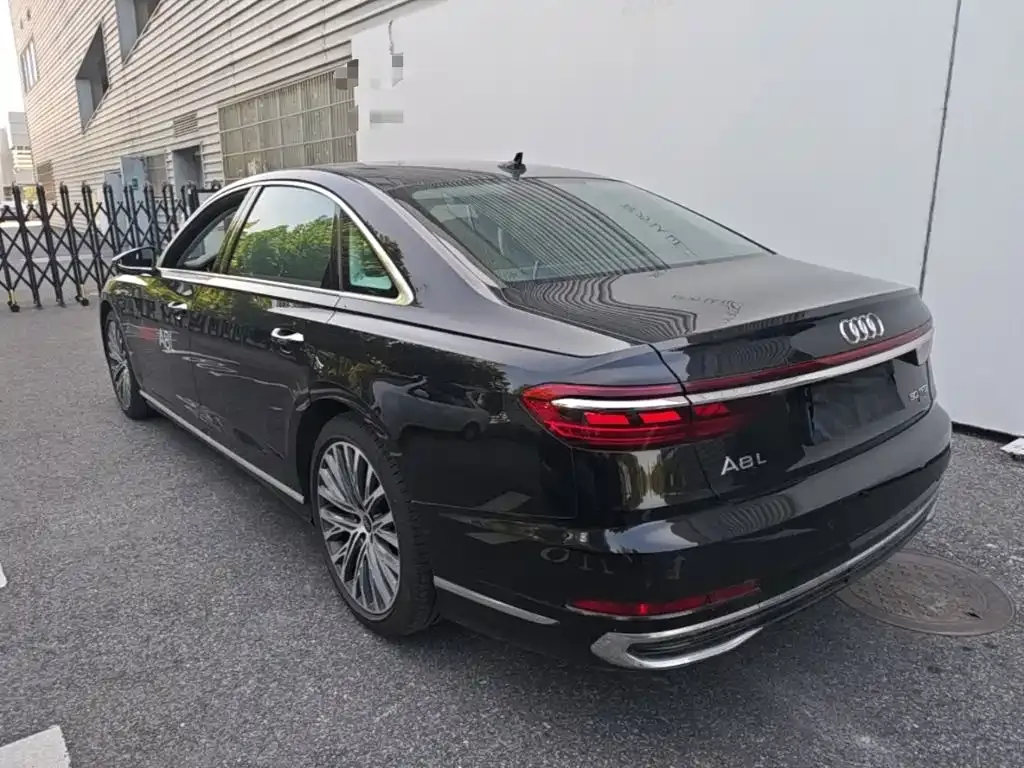 Audi A8 — фото 7
