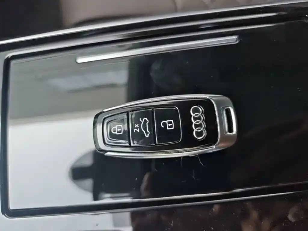 Audi A8 — фото 2