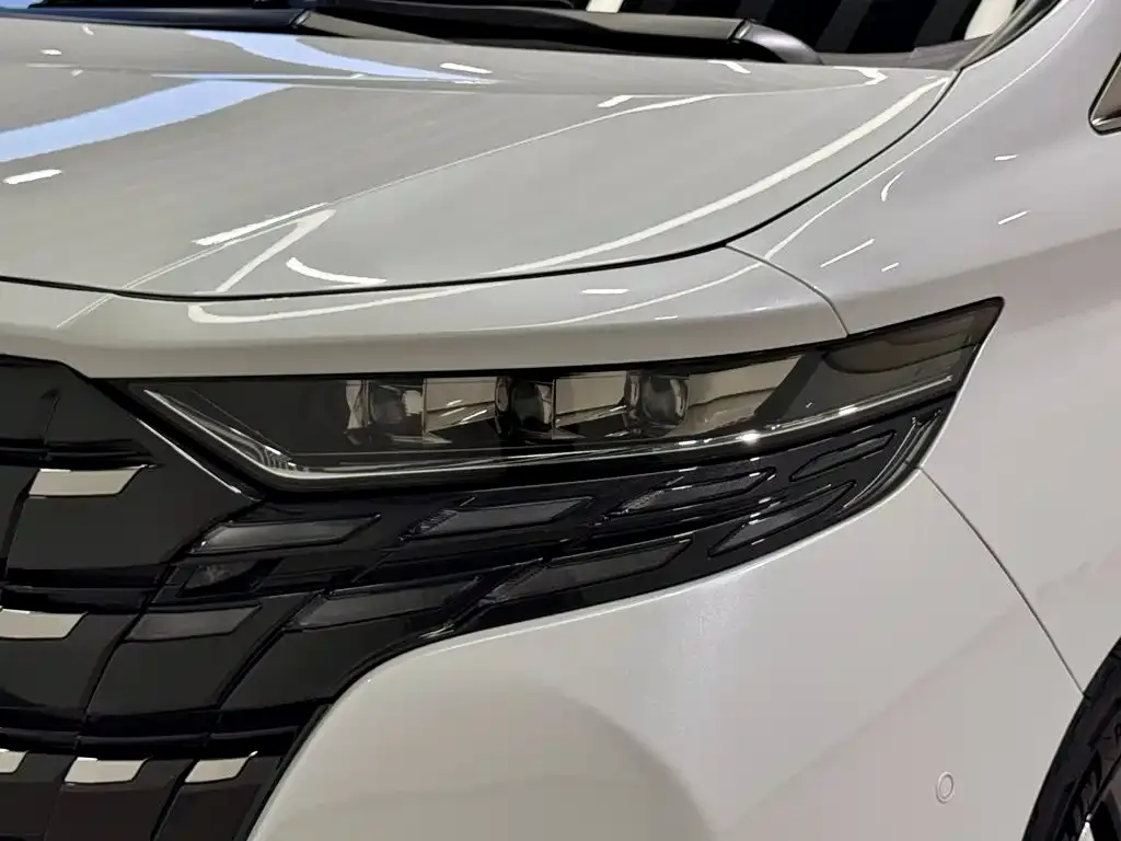 Toyota Alphard — фото 3
