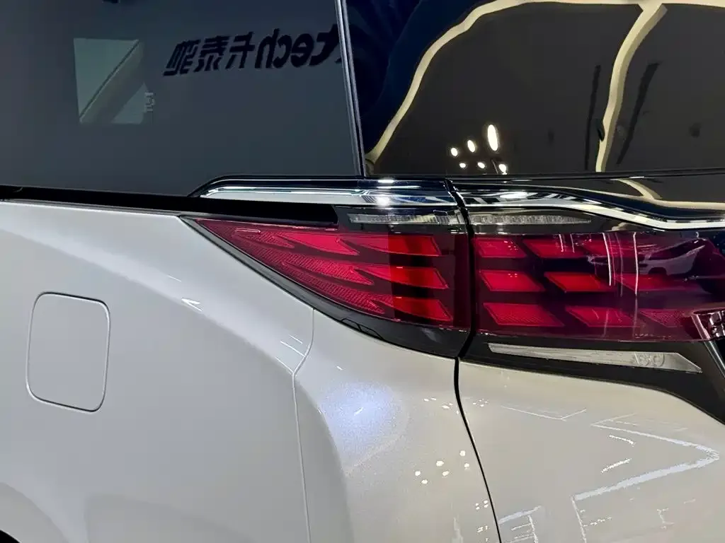 Toyota Alphard — фото 4