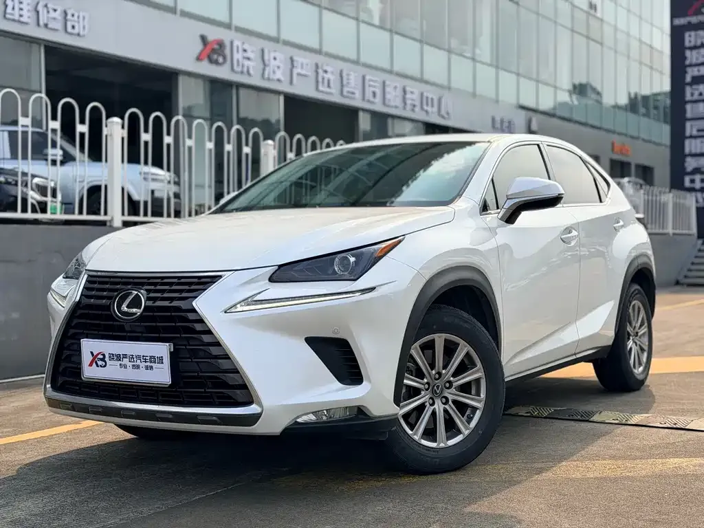 Lexus NX — фото 1