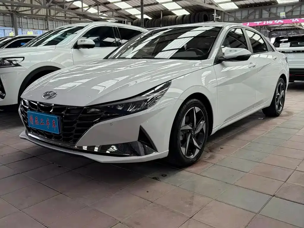Hyundai Elantra — фото 1
