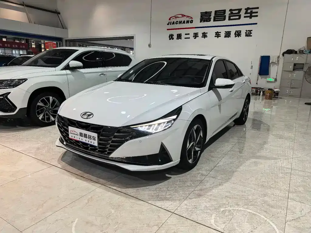 Hyundai Elantra — фото 1