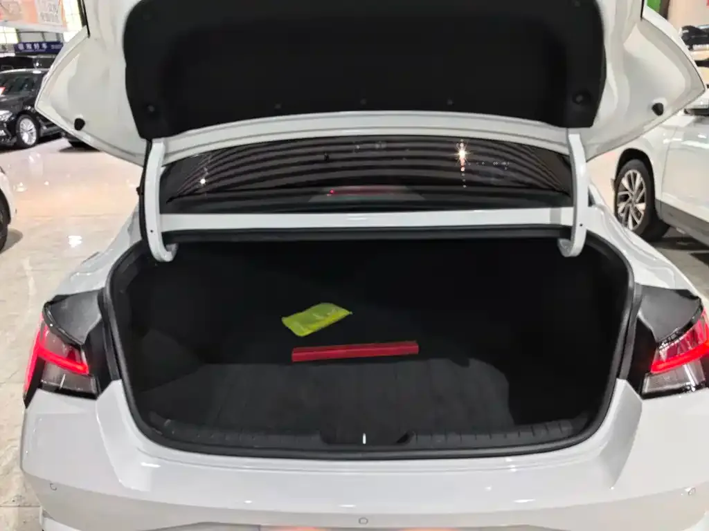 Hyundai Elantra — фото 10