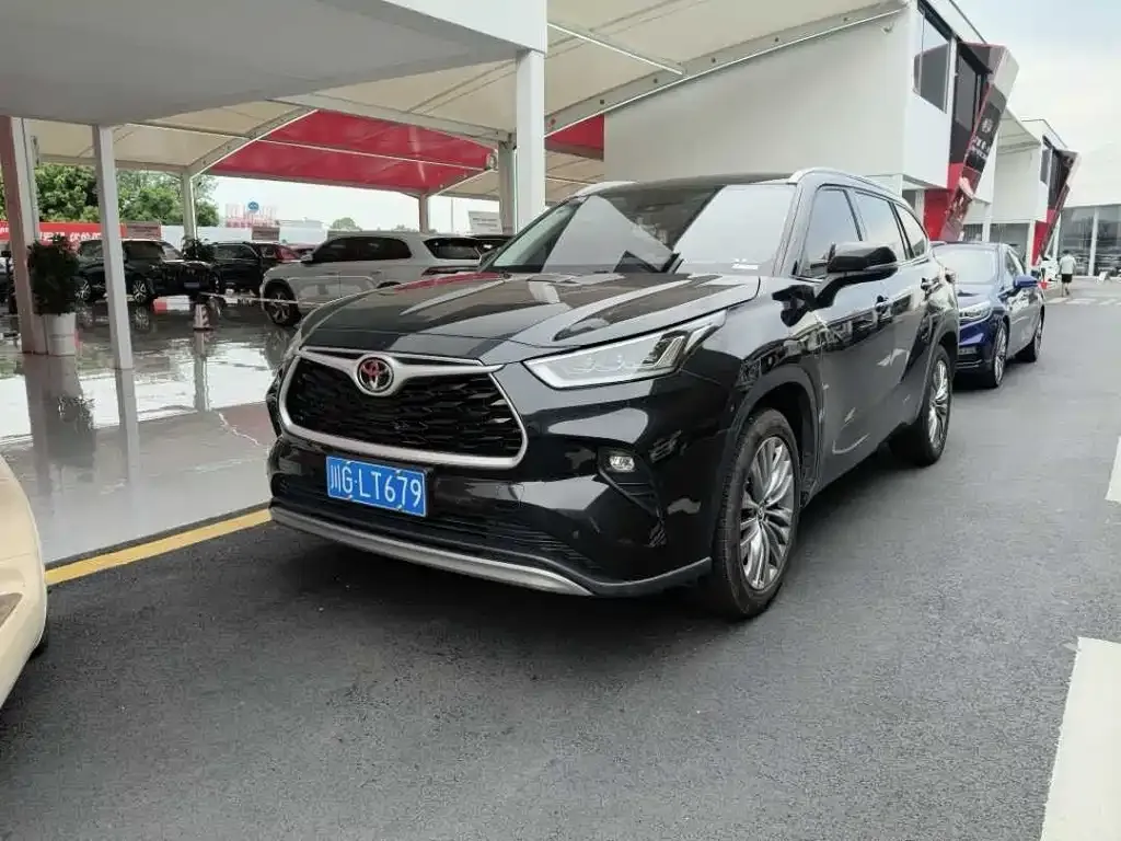 Toyota Highlander — фото 1