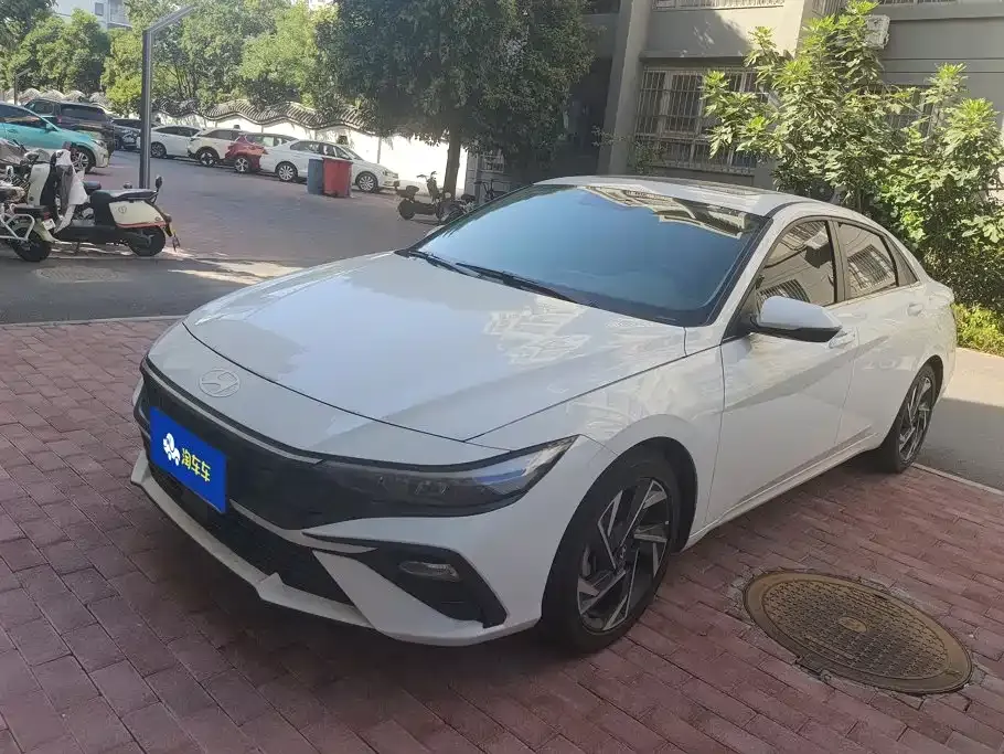 Hyundai Elantra — фото 1