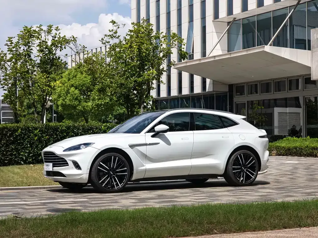 Aston Martin DBX — фото 1