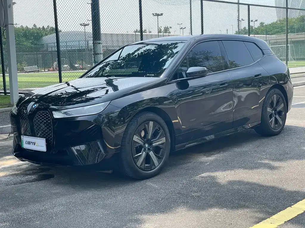 BMW iX — фото 1