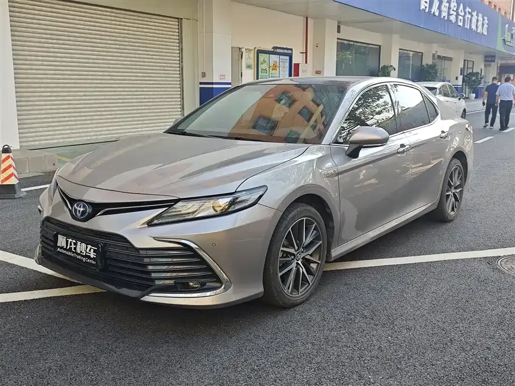Toyota Camry — фото 1