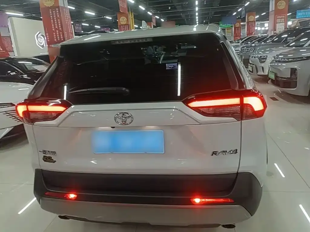 Toyota RAV4 — фото 8