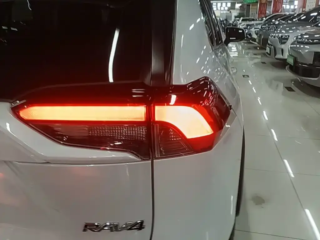Toyota RAV4 — фото 2