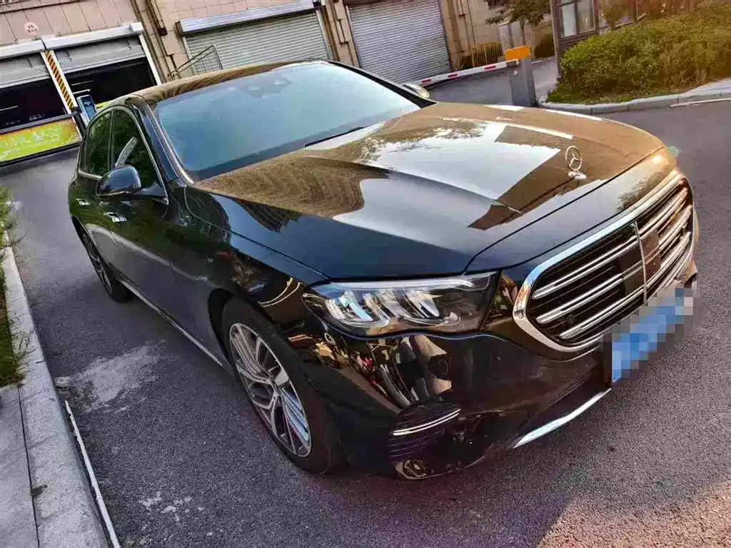 Mercedes-Benz E-Class — фото 1