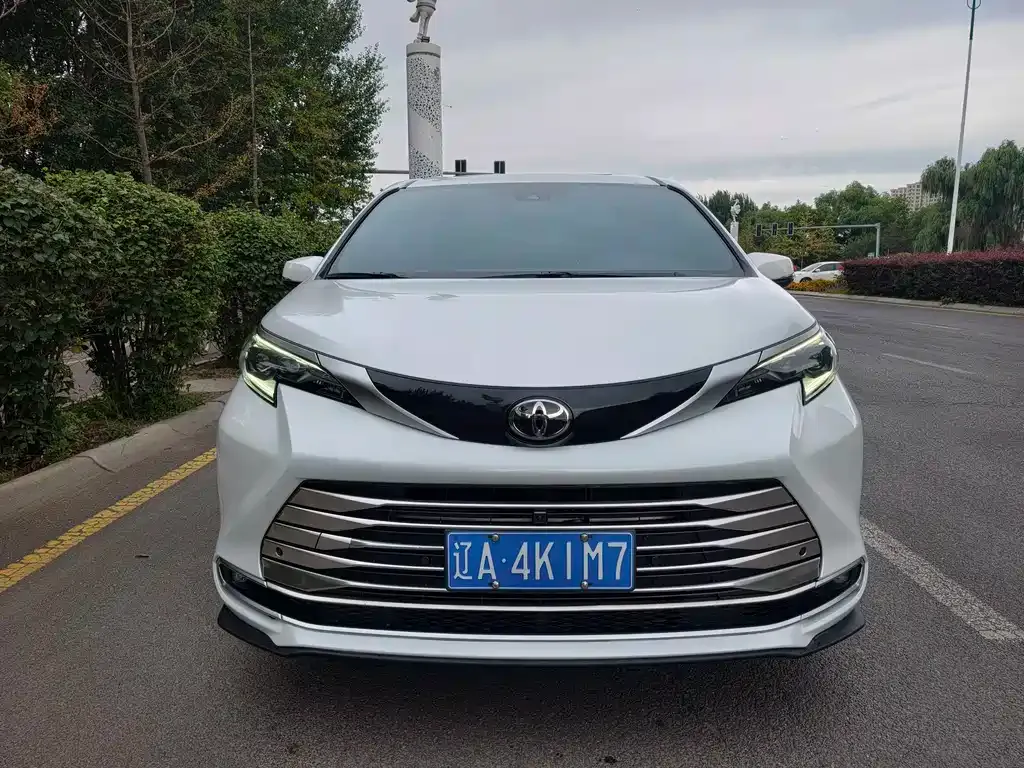Toyota Sienna — фото 1