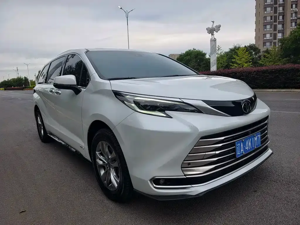 Toyota Sienna — фото 2