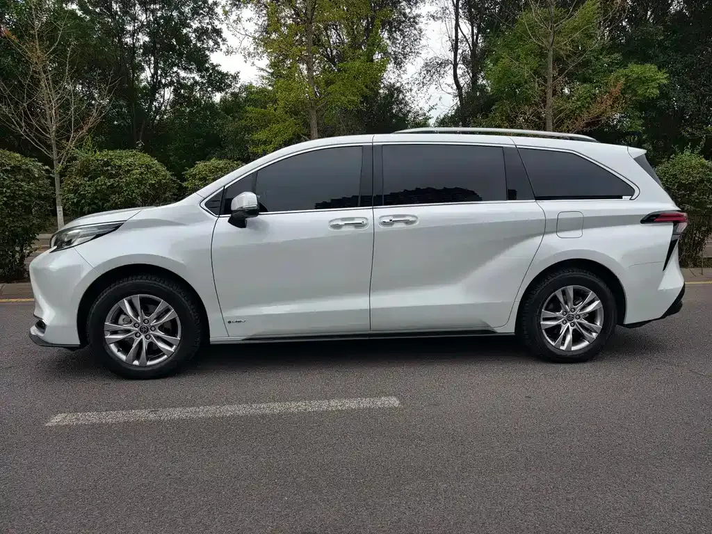 Toyota Sienna — фото 10