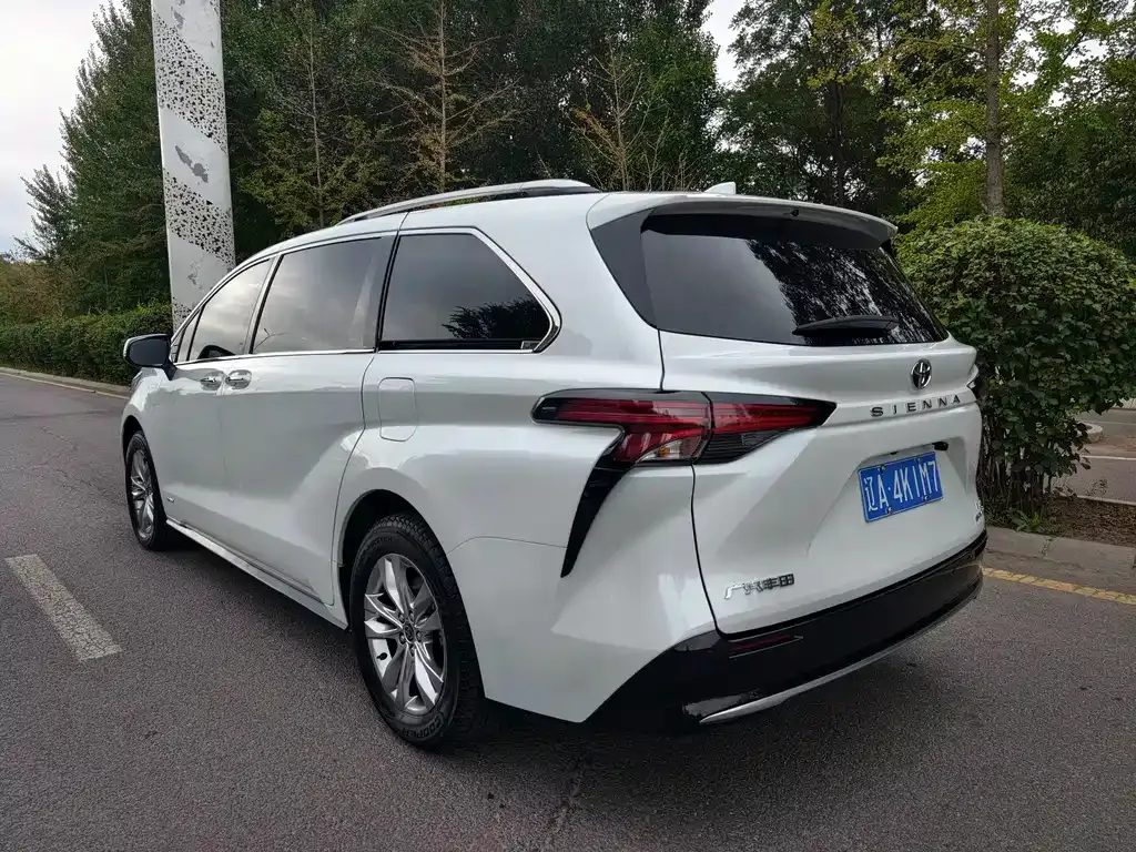 Toyota Sienna — фото 9