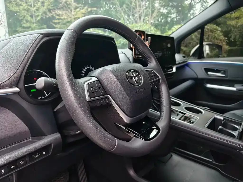 Toyota Sienna — фото 4
