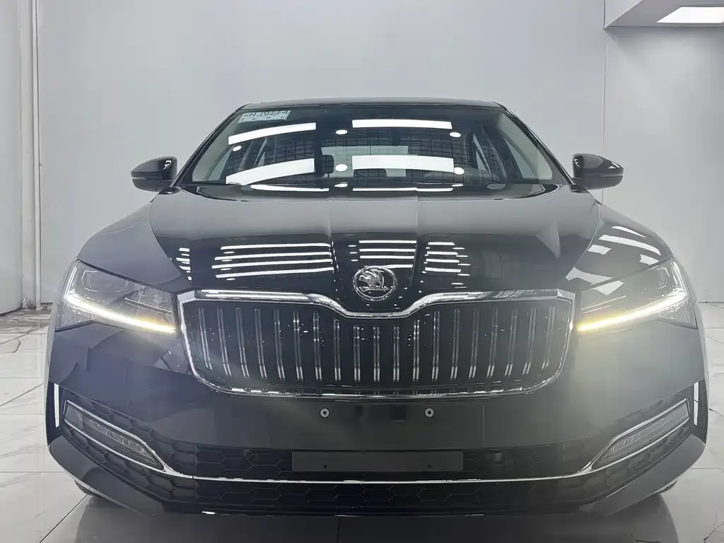 Skoda Superb — фото 9