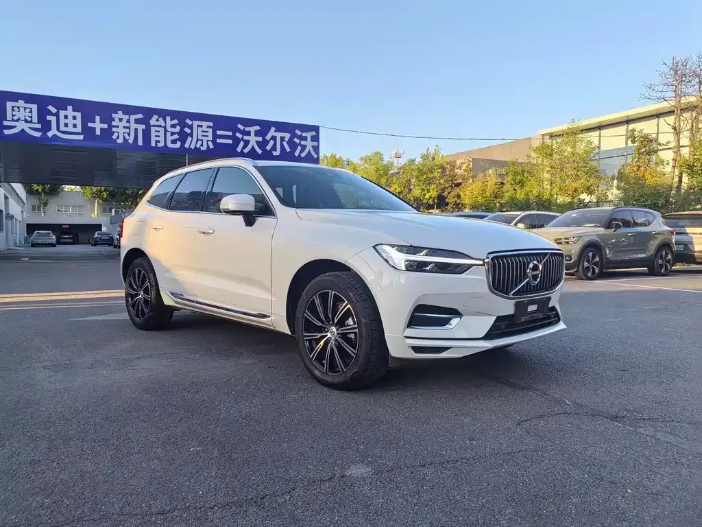 Volvo XC60 — фото 1