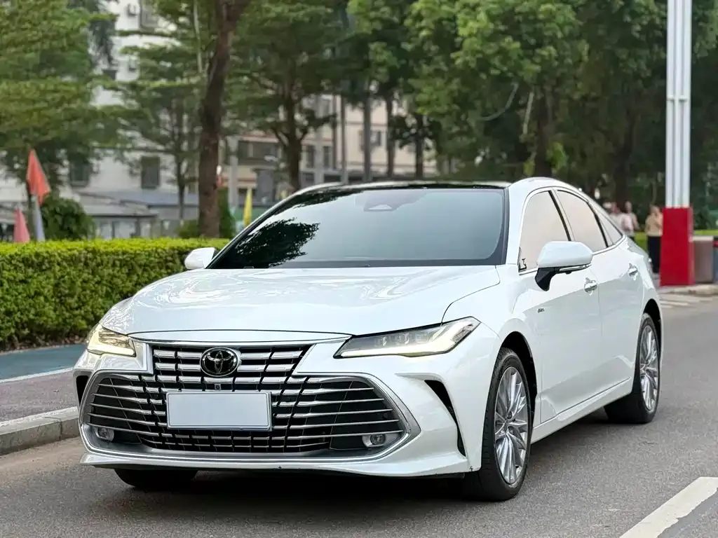 Toyota Avalon — фото 1