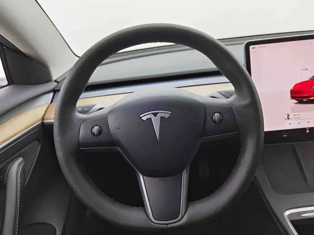 Tesla Model 3 — фото 9