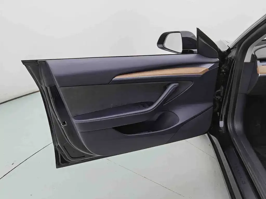 Tesla Model 3 — фото 10